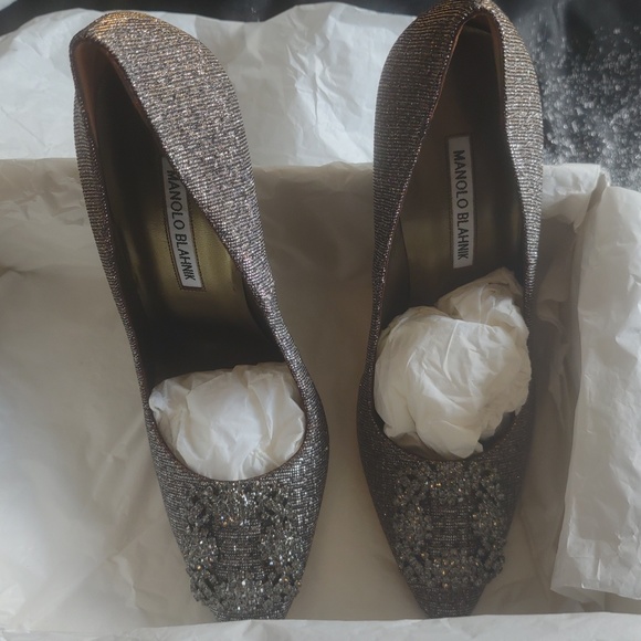 Manolo Blahnnik's Gold/Bronze heels - Picture 4 of 13